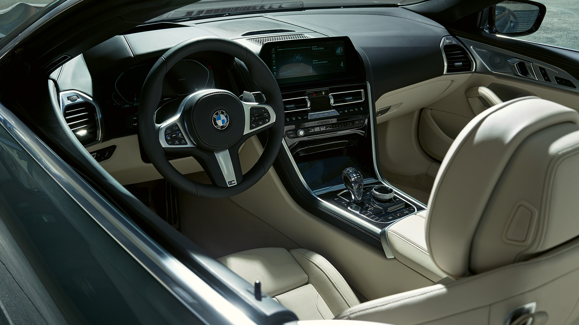 Habitaclul BMW M850i xDrive Cabriolet. BMW M850i xDrive Cabriolet în Gri Dravit metalizat cu soft-top-ul deschis şi habitaclul cu volan M îmbrăcat în piele.
