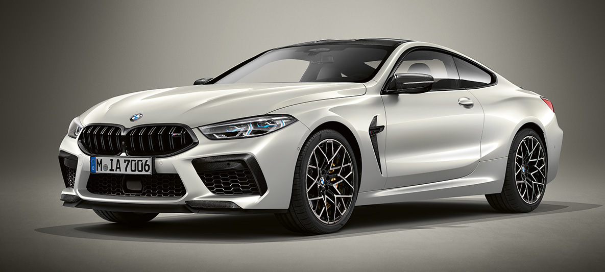 BMW Individual M8 Coupé în Alb Brilliant metalizat de la BMW Individual. Imagine cu trei sferturi din partea frontală a BMW Individual M8 Coupé în Alb Brilliant metalizat de la BMW Individual.