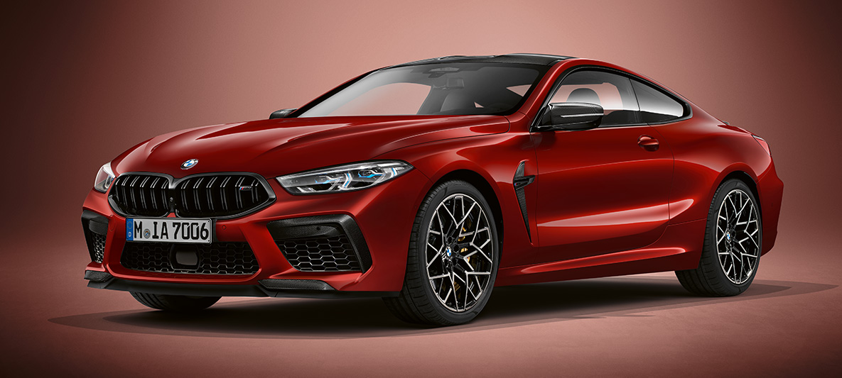 BMW Individual M8 Coupé în Roşu Aventurine metalizat de la BMW Individual. Imagine cu trei sferturi din partea frontală a BMW Individual M8 Coupé în Roşu Aventurine metalizat de la BMW Individual.