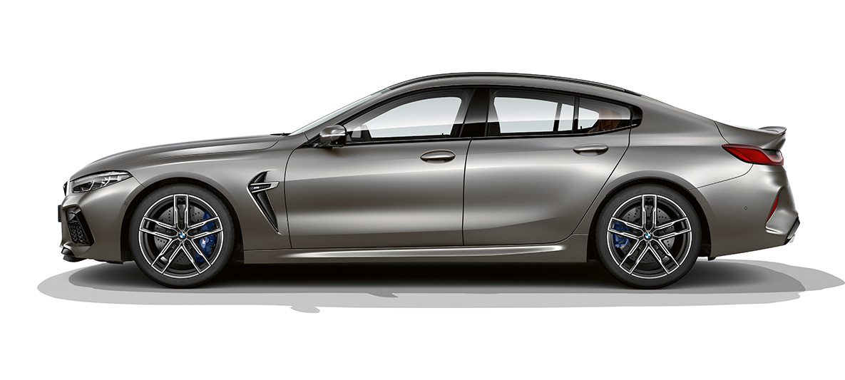 Imagine cu partea laterală a BMW M8 Gran Coupé Imagine cu partea laterală a BMW M8 Gran Coupé, F93, 2020, în Argintiu Frozen Dark de la BMW Individual