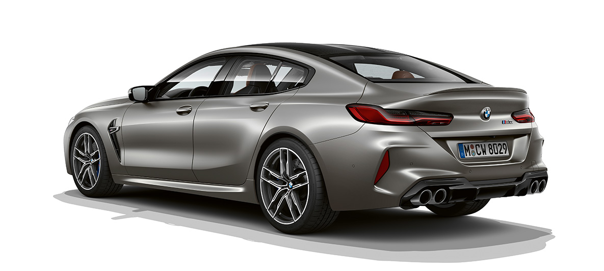 Imagine cu trei sferturi din partea spate a BMW M8 Gran Coupé Imagine cu trei sferturi din partea spate a BMW M8 Gran Coupé, F93, 2020, în Argintiu Frozen Dark de la BMW Individual