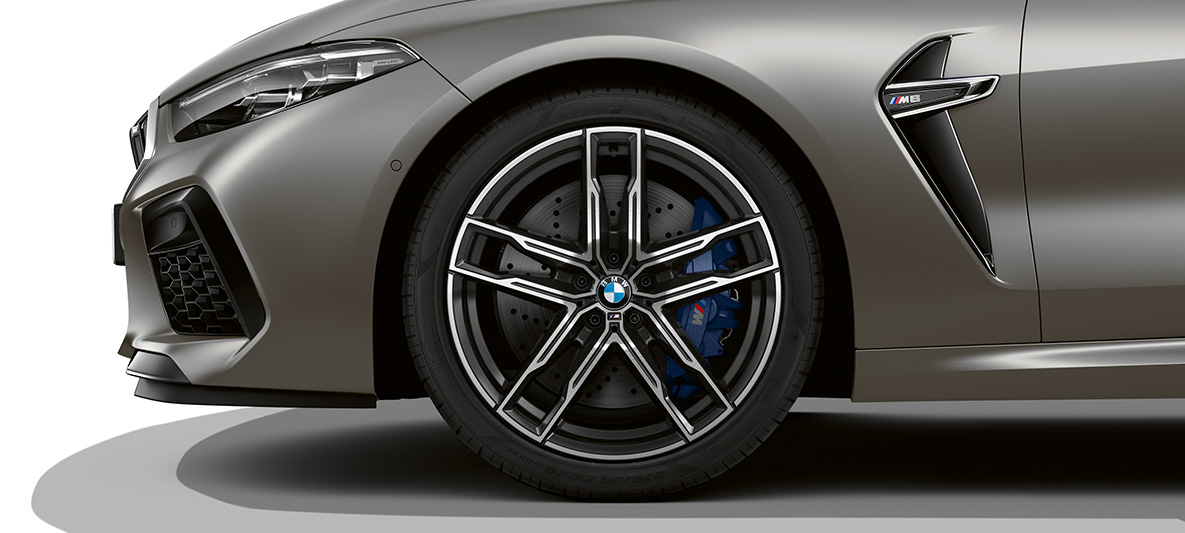 Jantele M din aliaj uşor ale BMW M8 Gran Coupé Imagine din lateral cu jantele M din aliaj uşor ale BMW M8 Gran Coupé, F93, 2020, în Argintiu Frozen Dark de la BMW Individual