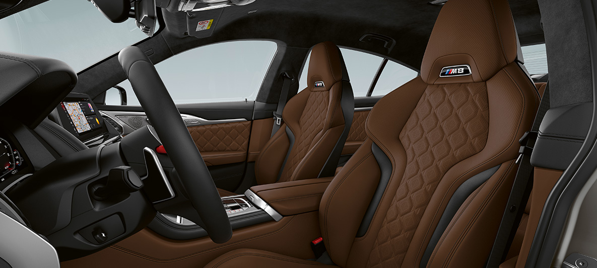 Scaunele M Sport îmbrăcate în piele Merino ale BMW M8 Gran Coupé Imagine din interiorul BMW M8 Gran Coupé, F93, 2020, cu scaunele M Sport îmbrăcate în piele Merino cu logo „M8”