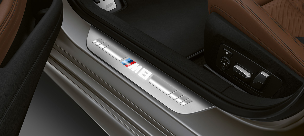 Pragurile portierelor BMW M8 Gran Coupé Imagine din interiorul BMW M8 Gran Coupé, F93, 2020, cu pragurile portierelor cu inscripţia „M8”