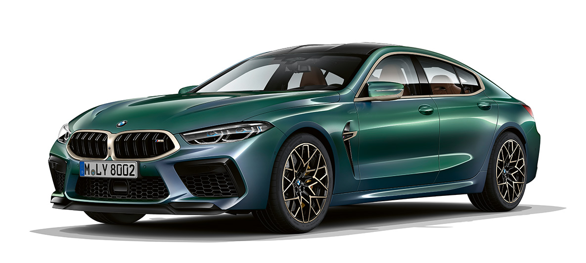 Imagine cu trei sferturi din partea frontală a BMW M8 Gran Coupé „First Edition” Imagine cu trei sferturi din partea frontală a BMW M8 Gran Coupé „First Edition”, F93, 2020, în Verde Aurora Diamond metalizat de la BMW Individual