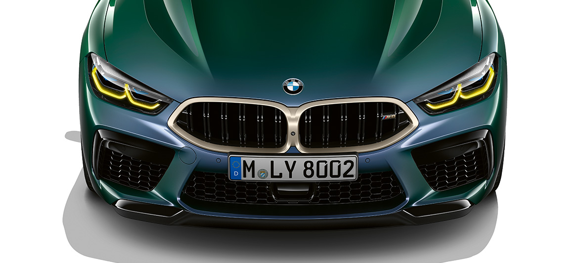 Imagine cu partea frontală a BMW M8 Gran Coupé „First Edition” Imagine cu partea frontală a BMW M8 Gran Coupé „First Edition”, F93, 2020, în Verde Aurora Diamond metalizat de la BMW Individual