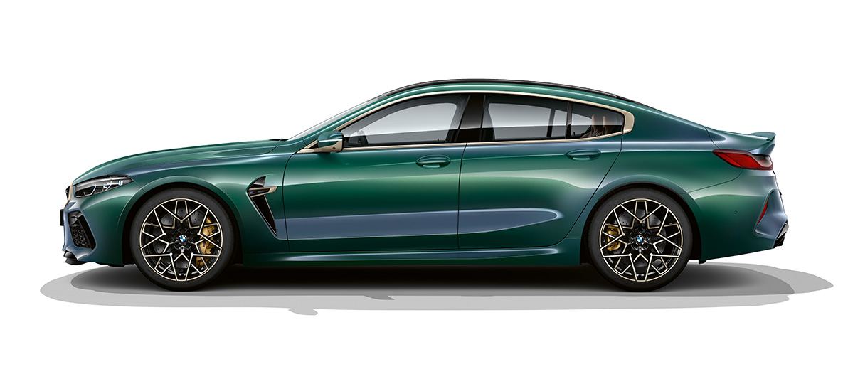 Imagine cu partea laterală a BMW M8 Gran Coupé „First Edition” Imagine cu partea laterală a BMW M8 Gran Coupé „First Edition”, F93, 2020, în Verde Aurora Diamond metalizat de la BMW Individual