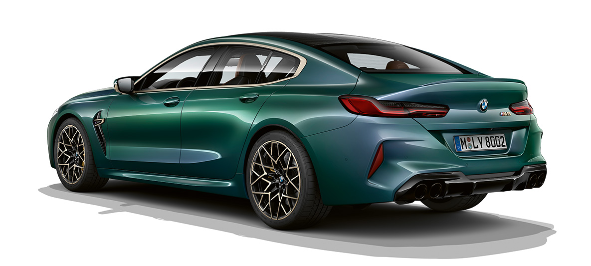 Imagine cu trei sferturi din partea spate a BMW M8 Gran Coupé „First Edition” Imagine cu trei sferturi din partea spate a BMW M8 Gran Coupé „First Edition”, F93, 2020, în Verde Aurora Diamond metalizat de la BMW Individual