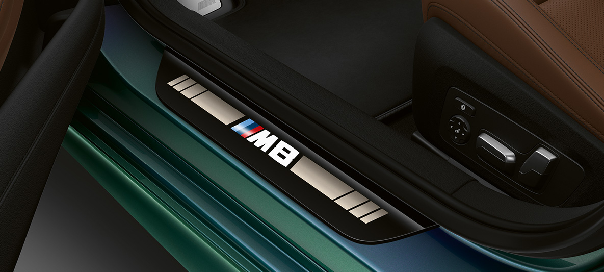 Pragurile portierelor BMW M8 Gran Coupé „First Edition” Imagine din interiorul BMW M8 Gran Coupé „First Edition”, F93, 2020, în Verde Aurora Diamond metalizat de la BMW Individual cu pragurile portierelor cu inscripţie „M8”