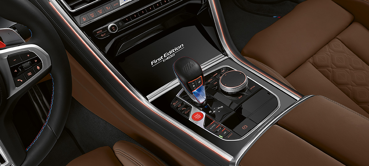Inscripţia „First Edition” a BMW M8 Gran Coupé „First Edition” Imagine din interiorul BMW M8 Gran Coupé „First Edition”, F93, 2020, în Verde Aurora Diamond metalizat de la BMW Individual cu inscripţia „First Edition”