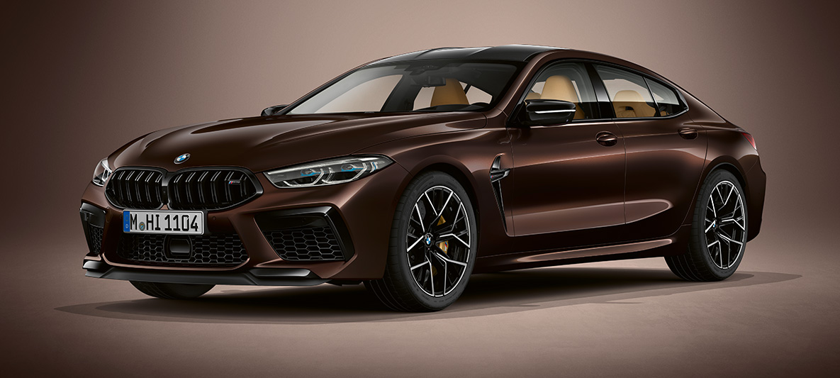 BMW M8 Competition Gran Coupé în Maro Almandine metalizat de la BMW Individual Imagine cu trei sferturi din partea frontală a BMW M8 Competition Gran Coupé, F93, 2020, în Maro Almandine metalizat de la BMW Individual