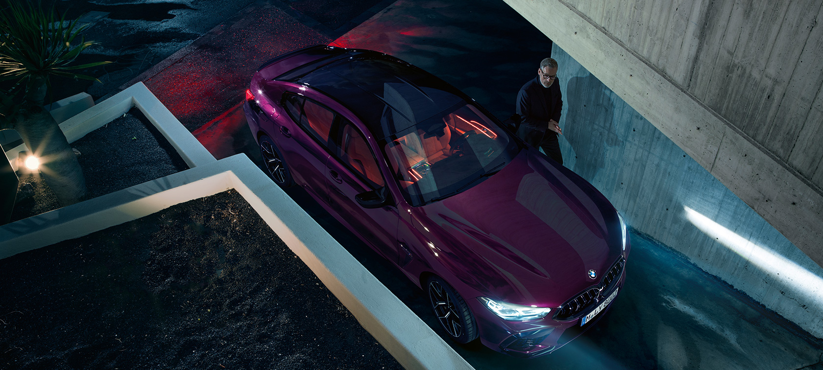 Imagine de sus cu BMW M8 Competition Gran Coupé Imagine de sus cu trei sferturi din BMW M8 Competition Gran Coupé, F93, 2020, în Ametrin metalizat de la BMW Individual, staţionând în faţa unei clădiri