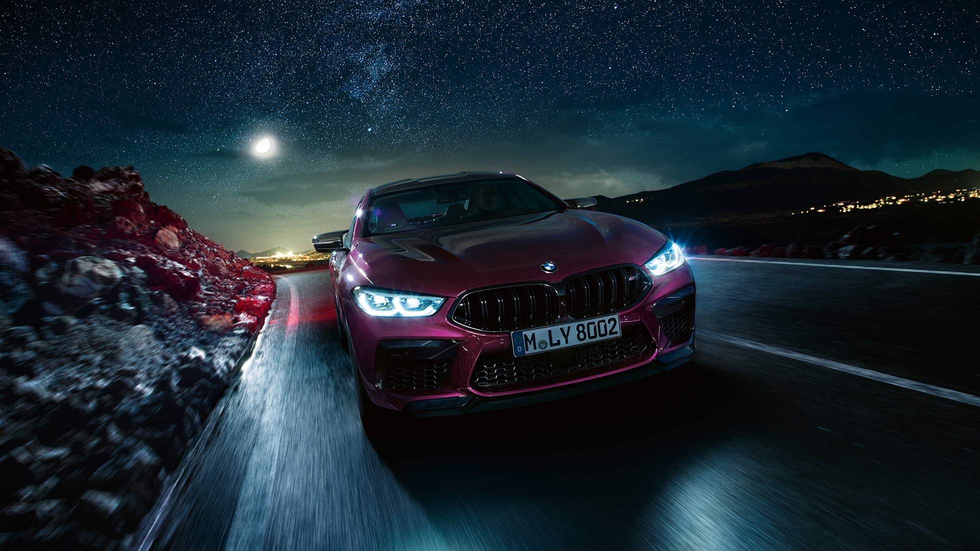 Imagine cu partea frontală a BMW M8 Competition Gran Coupé, rulând Imagine cu partea frontală a BMW M8 Competition Gran Coupé, F93, 2020, în Ametrin metalizat de la BMW Individual, rulând