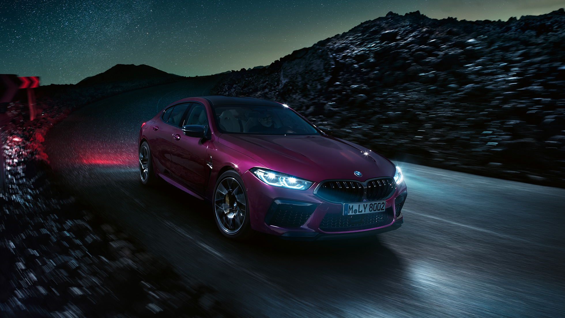 Imagine cu trei sferturi din partea frontală a BMW M8 Competition Gran Coupé Imagine cu trei sferturi din partea frontală a BMW M8 Competition Gran Coupé, F93, 2020, în Ametrin metalizat de la BMW Individual