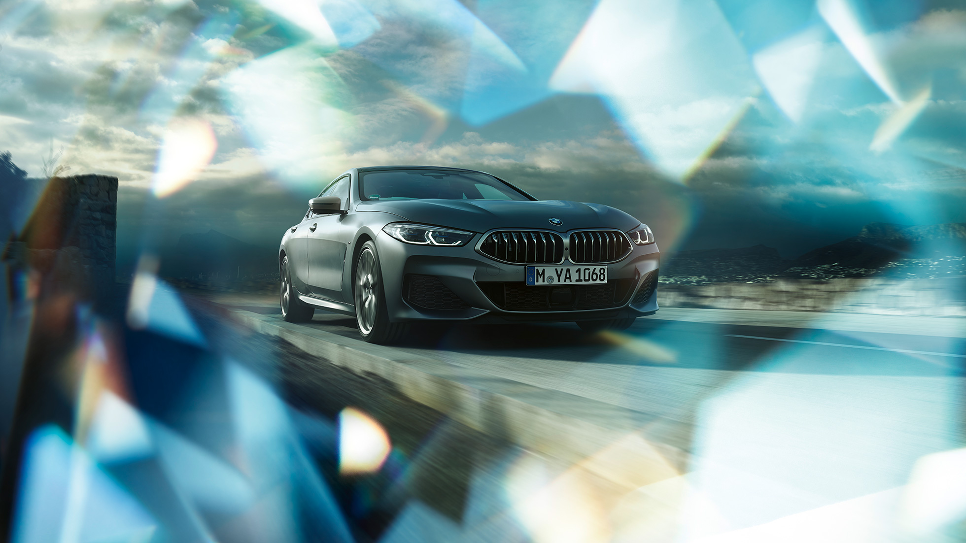 Imagine cu trei sferturi din partea frontală a BMW M850i xDrive Gran Coupé Imagine cu trei sferturi din partea frontală a BMW M850i xDrive Gran Coupé, G16, 2019, în Frozen Bluestone metalizat de la BMW Individual
