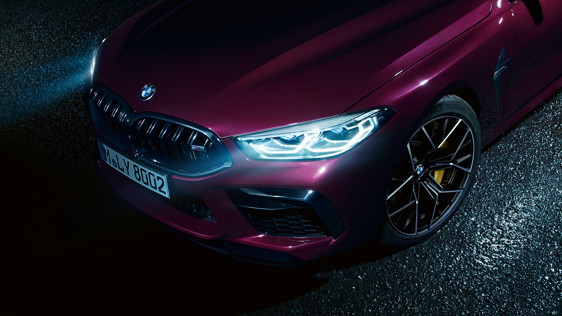 Imagine în prim-plan cu partea laterală faţă a BMW M8 Competition Gran Coupé Imagine în prim-plan cu partea laterală faţă a BMW M8 Competition Gran Coupé, F93, 2020, în Ametrin metalizat de la BMW Individual cu faruri BMW Laserlight