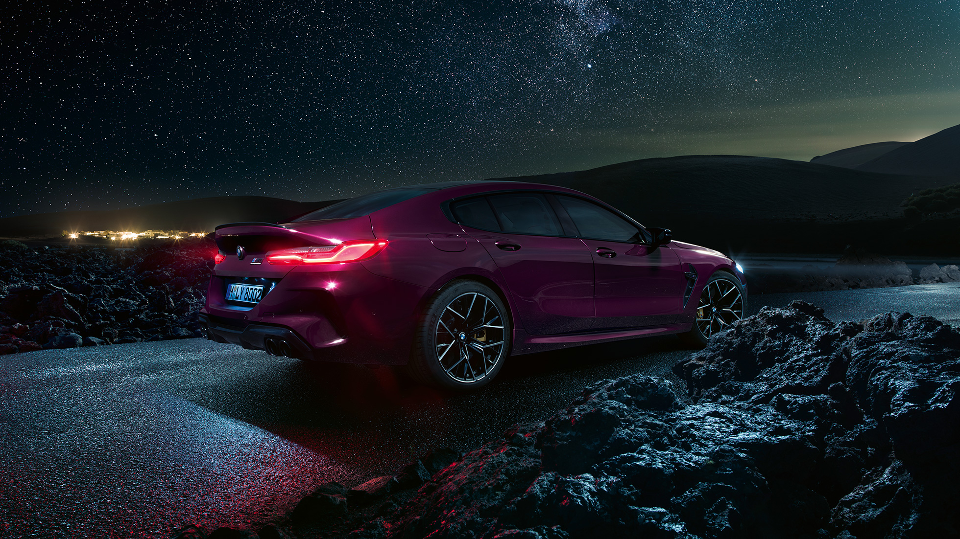 Imagine cu trei sferturi din partea laterală spate a BMW M8 Competition Gran Coupé Imagine cu trei sferturi din partea laterală spate a BMW M8 Competition Gran Coupé, F93, 2020, în Ametrin metalizat de la BMW Individual
