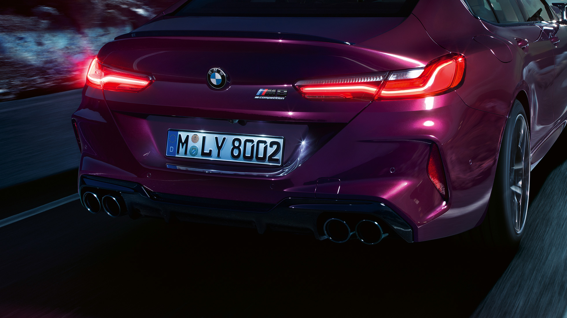 Imagine în prim-plan cu partea spate a BMW M8 Competition Gran Coupé Imagine în prim-plan cu partea spate a BMW M8 Competition Gran Coupé, F93, 2020, în Ametrin metalizat de la BMW Individual