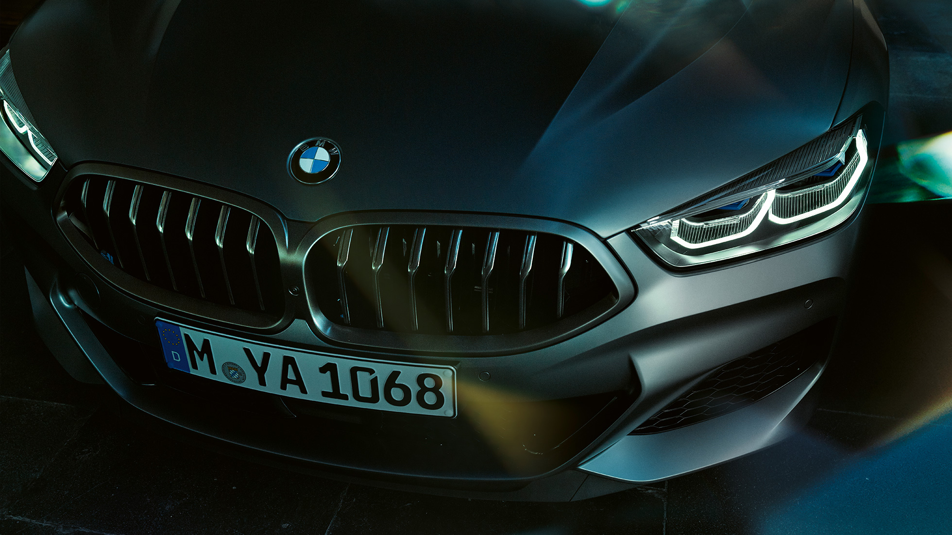 Grila frontală a BMW M850i xDrive Gran Coupé Imagine în prim-plan cu grila frontală a BMW M850i xDrive Gran Coupé, G16, 2019, în Frozen Bluestone metalizat de la BMW Individual