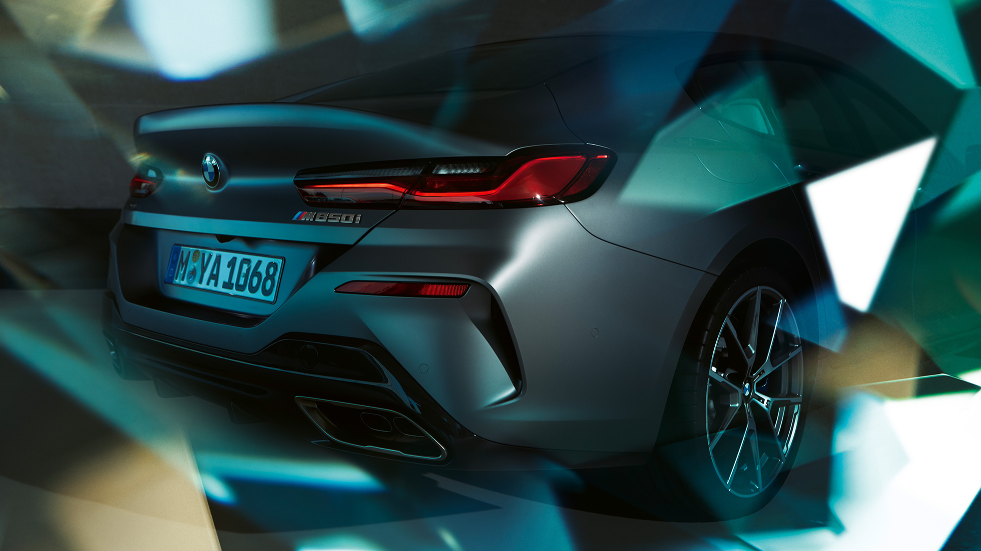 Imagine în prim-plan cu partea spate a BMW M850i xDrive Gran Coupé Imagine în prim-plan cu partea spate a BMW M850i xDrive Gran Coupé, G16, 2019, în Frozen Bluestone metalizat de la BMW Individual