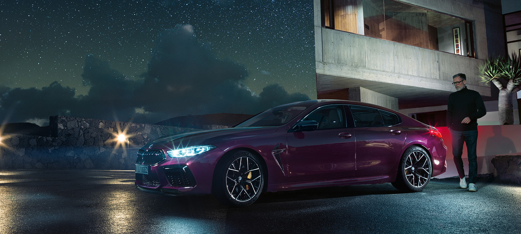 BMW M8 Competition Gran Coupé Imagine cu trei sferturi din partea laterală a BMW M8 Competition Gran Coupé, 2020, F93, în Ametrin metalizat de la BMW Individual