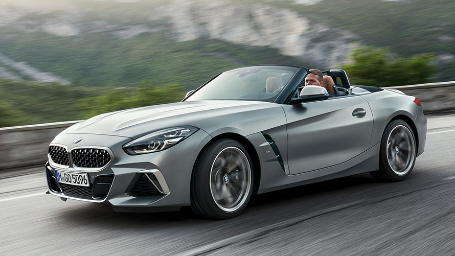 Imagine cu trei sferturi din partea laterală a BMW Z4 M G29, rulând pe stradă Imagine cu trei sferturi din partea laterală a BMW M BMW Z4 M G29, rulând pe stradă