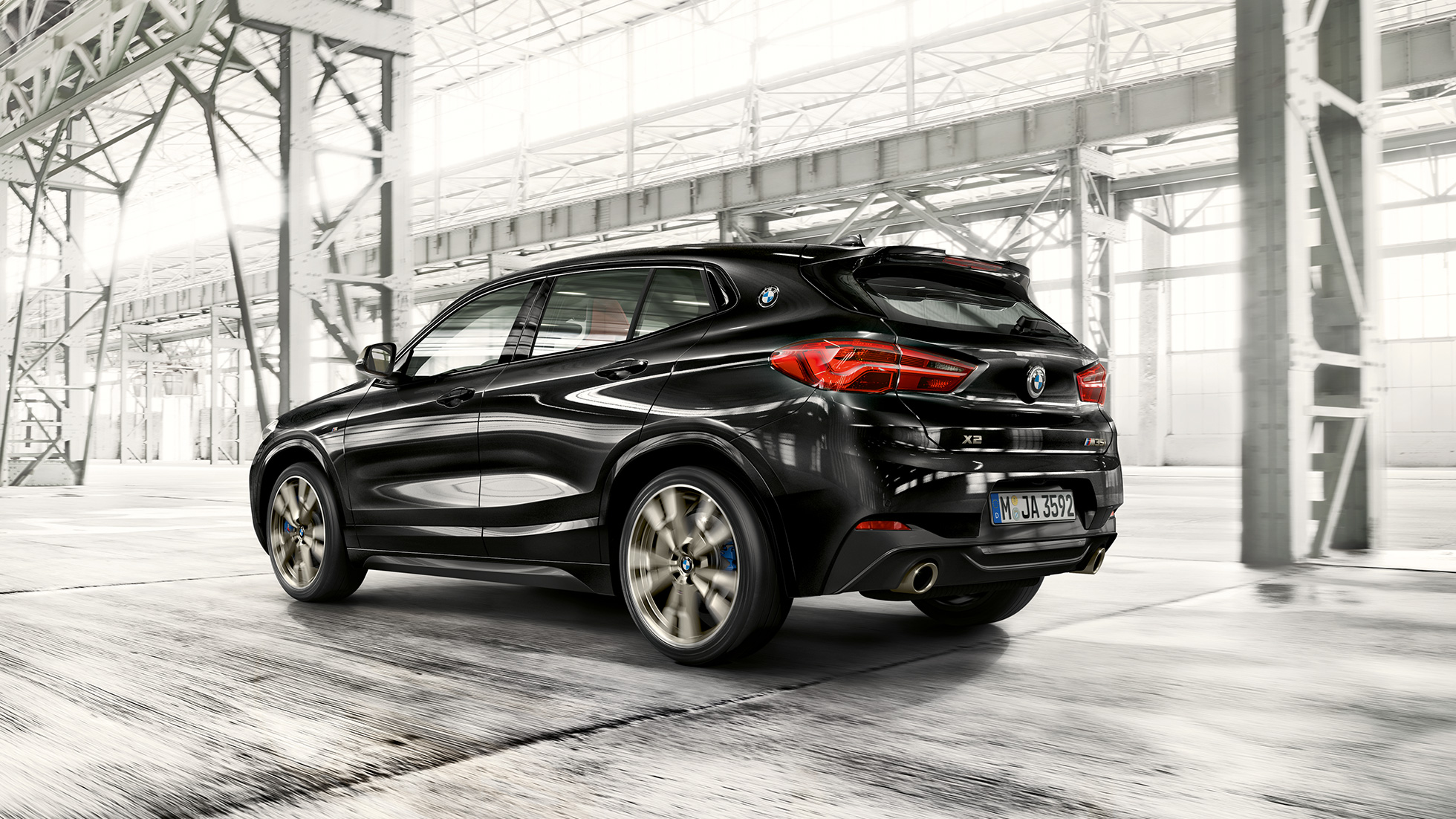 Dinamica de condus a BMW X2 M35i Imagine cu trei sferturi din partea spate a BMW X2 M35i, F39, 2018, în Negru Sapphire metalizat, dinamică de condus