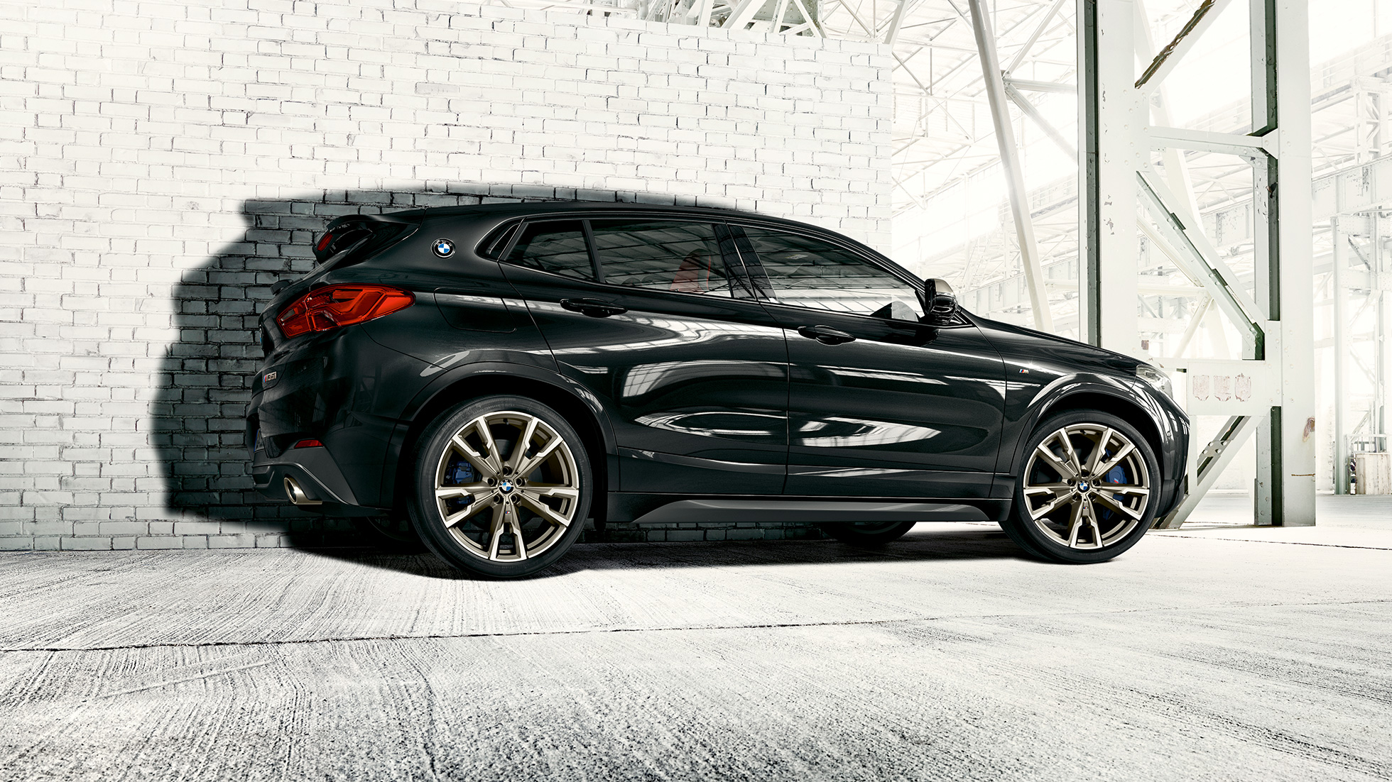 Exteriorul BMW X2 M35i Imagine cu partea laterală a BMW X2 M35i, F39, în Negru Sapphire metalizat