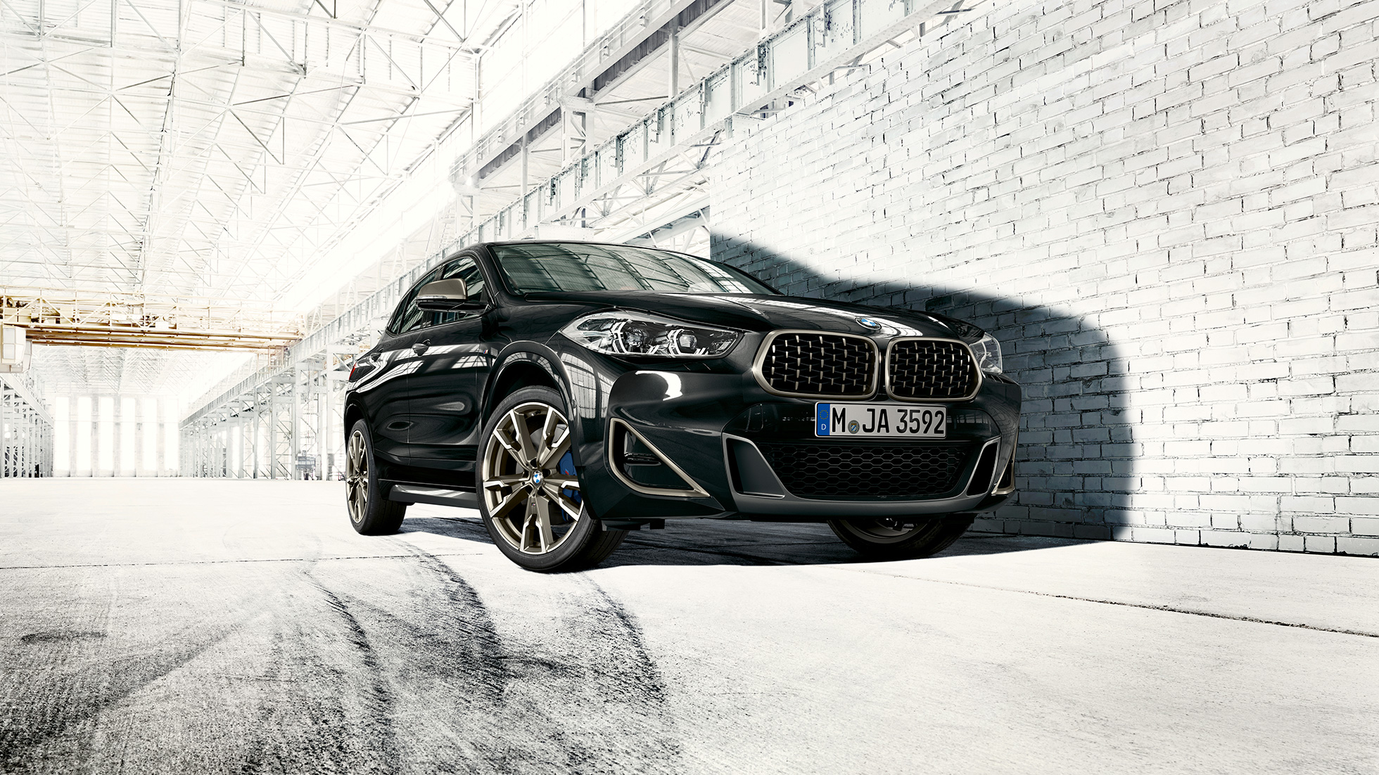Grila dublă a radiatorului BMW X2 M35i Imagine în prim-plan cu grila dublă a BMW X2 M35i, F39, în Negru Sapphire metalizat