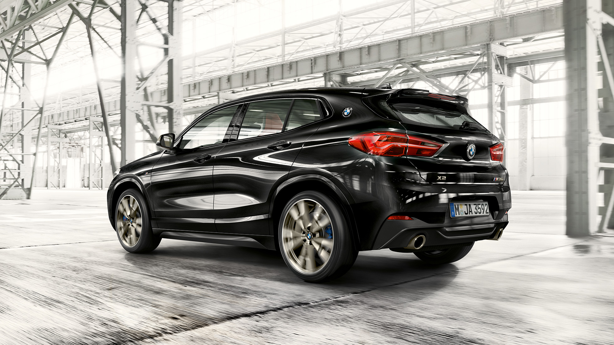 Spoilerul spate M al BMW X2 M35i Imagine în prim-plan cu spoilerul spate M al BMW X2 M35i, F39, în Negru Sapphire metalizat