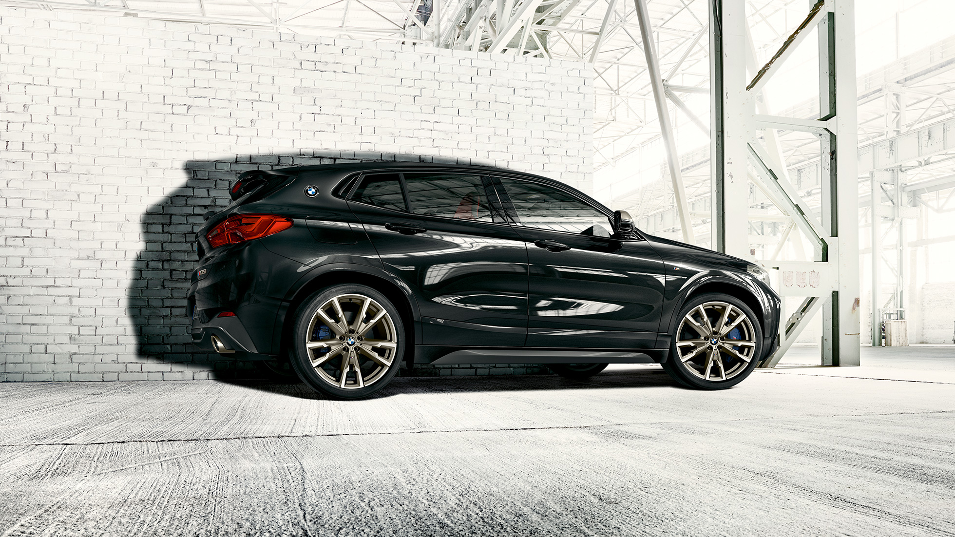 Jantele M din aliaj uşor ale BMW X2 M35i Imagine în prim-plan cu jantele M din aliaj uşor ale BMW X2 M35i, F39, în Negru Sapphire metalizat