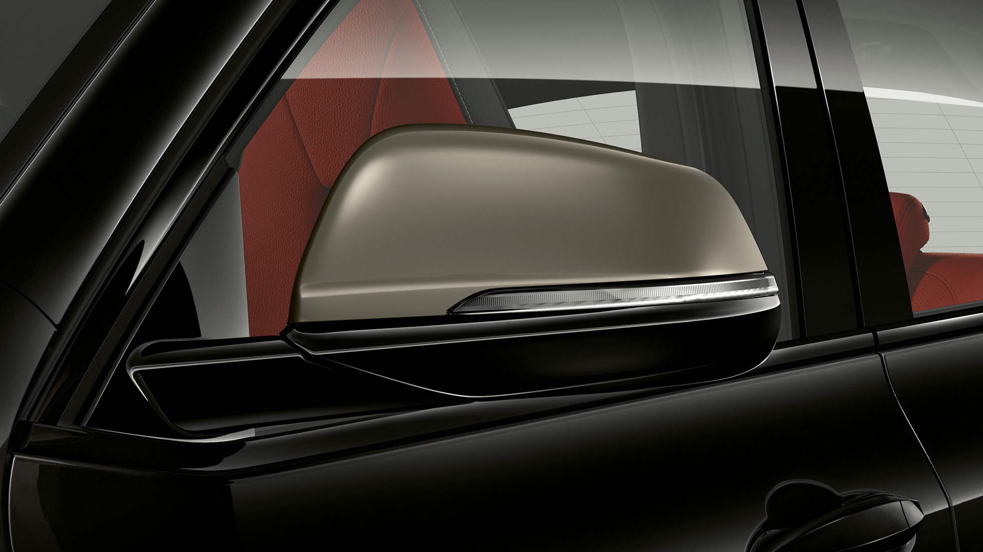 Oglinzile exterioare ale BMW X2 M35i Imagine în prim-plan cu oglinzile exterioare în Gri Cerium ale BMW X2 M35i, F39, în Negru Sapphire metalizat
