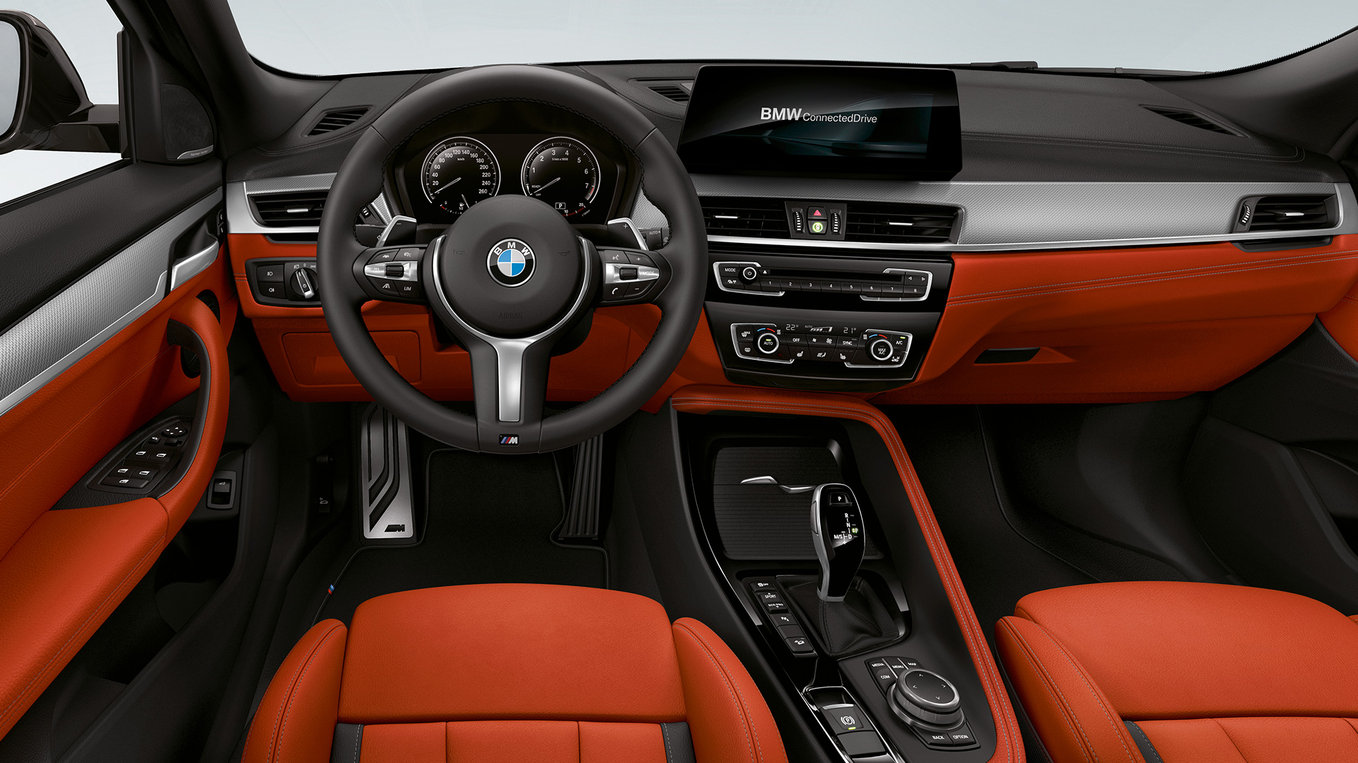 Volanul M îmbrăcat în piele al BMW X2 M35i Imagine în prim-plan cu volanul M îmbrăcat în piele al BMW X2 M35i, F39