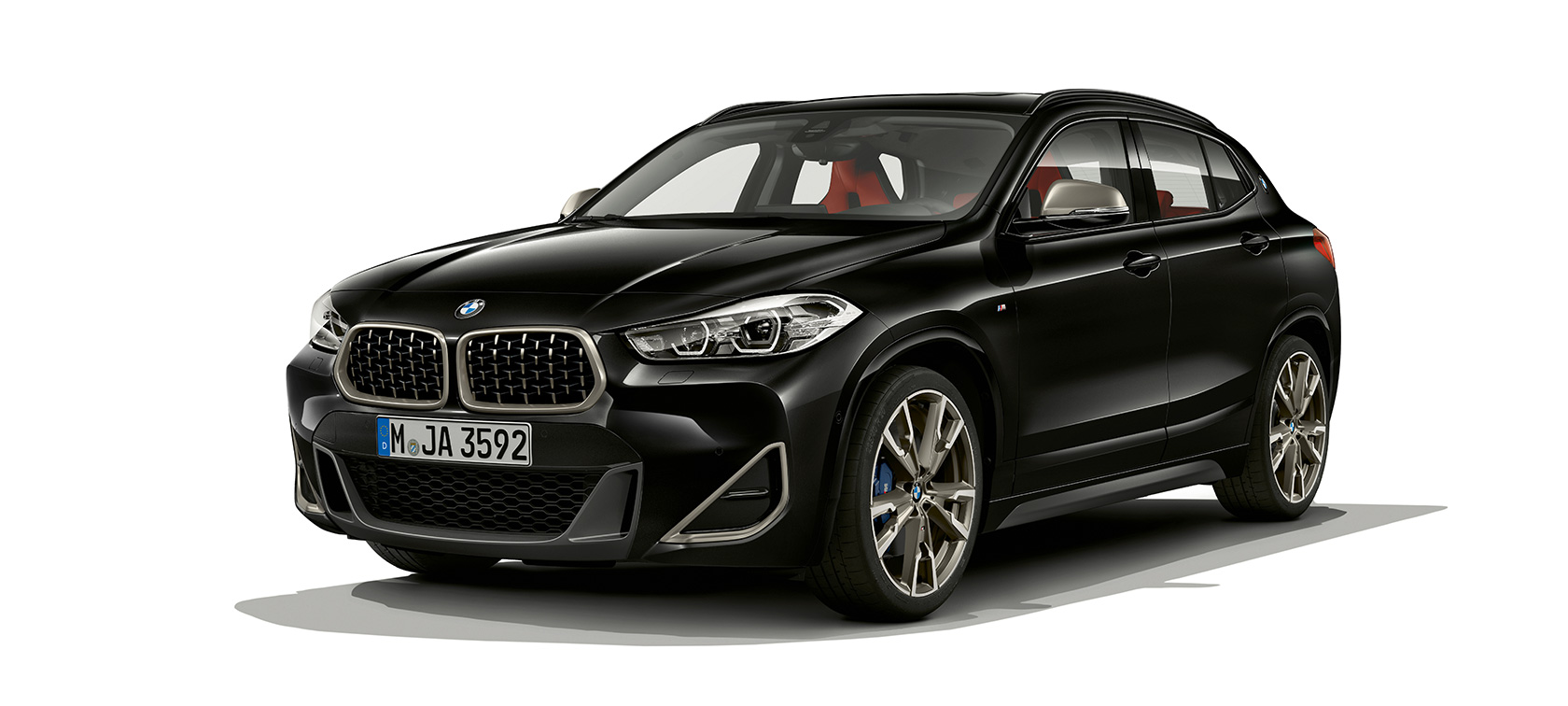 Imagine cu trei sferturi din partea frontală a BMW X2 M35i, F39 Imagine cu trei sferturi din partea frontală a BMW X2 M35i, F39, 2018, în Negru Sapphire metalizat