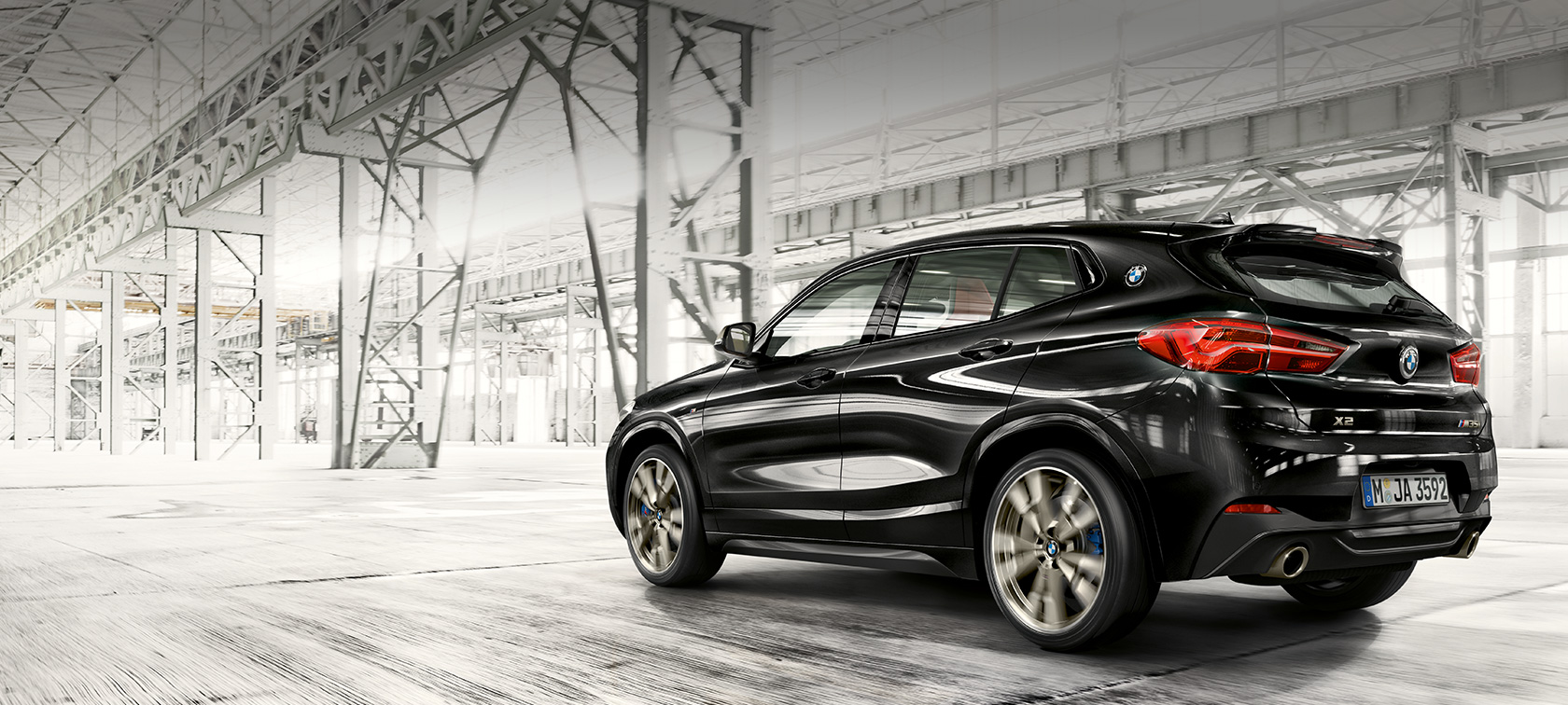Imagine cu trei sferturi din partea spate a BMW X2 M35i Imagine cu trei sferturi din partea spate a BMW X2 M35i, F39, în Negru Sapphire metalizat