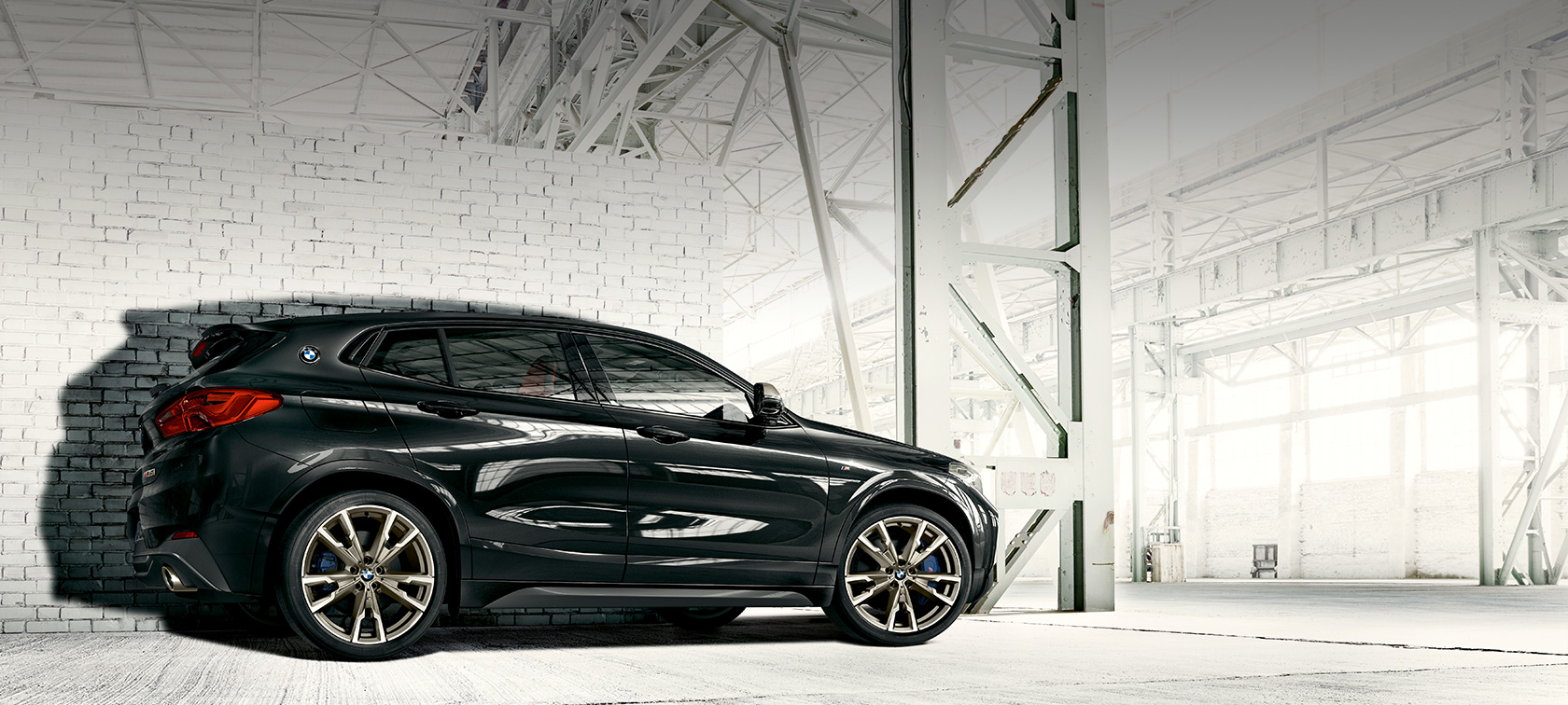 Imagine cu partea laterală a BMW X2 M35i Imagine cu partea laterală a BMW X2 M35i, F39, în Negru Sapphire metalizat