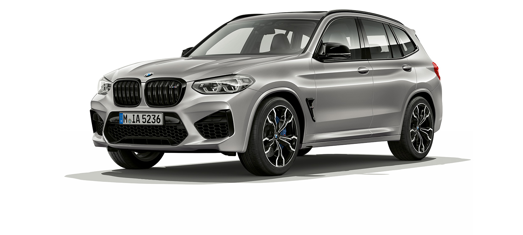 Imagine cu trei sferturi din partea frontală a BMW X3 M Competition. Imagine cu trei sferturi din partea frontală exterioară a BMW X3 M Competition în Gri Donington metalizat.