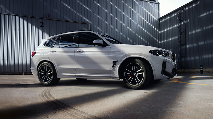 Imagine din partea laterală unui BMW X3 M F97 LCI Facelift 2021 Alb Alpine, staţionând Imagine din partea laterală unui BMW X3 M F97 LCI Facelift 2021 Alb Alpine, staţionând