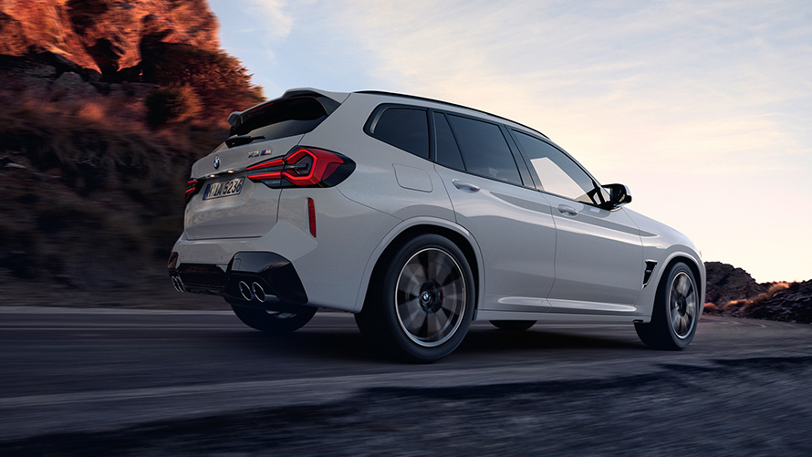 Imagine cu unghi redus din partea laterală a unui BMW X3 M F97 LCI Facelift 2021 Imagine cu unghi redus din partea laterală a unui BMW X3 M F97 LCI Facelift 2021 Alb Alpine