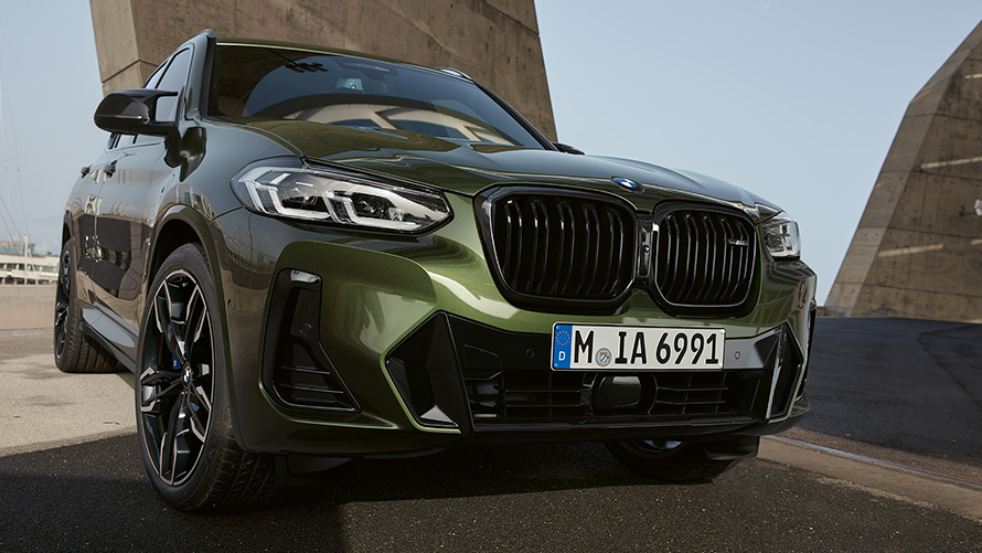Imagine din partea frontală cu BMW X3 M40i G01 LCI Facelift 2021, staţionând Imagine din partea frontală cu BMW X3 M40i G01 LCI Facelift 2021 Verde Malachite, staţionând