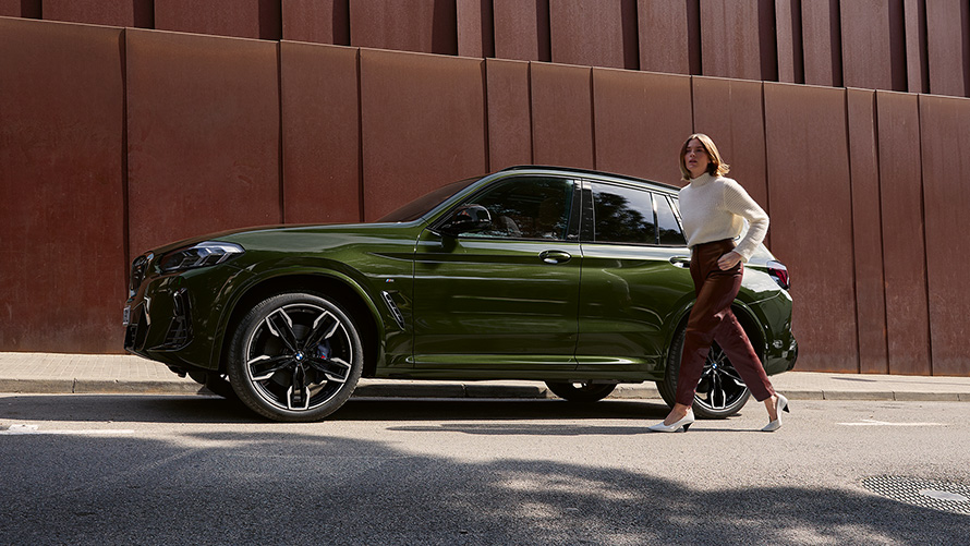Imagine din partea laterală cu BMW X3 M40i G01 LCI Facelift 2021, cu model feminin Imagine din partea laterală cu BMW X3 M40i G01 LCI Facelift 2021 Verde Malachite, cu model feminin