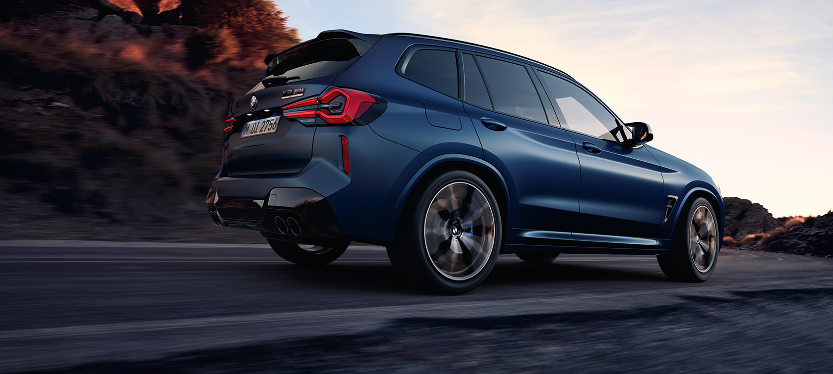 Imagine cu unghi redus cu trei sferturi din partea din spate a unui BMW X3 M Competition F97 LCI 2021 Imagine cu unghi redus cu trei sferturi din partea din spate a unui BMW X3 M Competition F97 LCI Facelift 2021 în Albastru Frozen Marina Bay, în mers