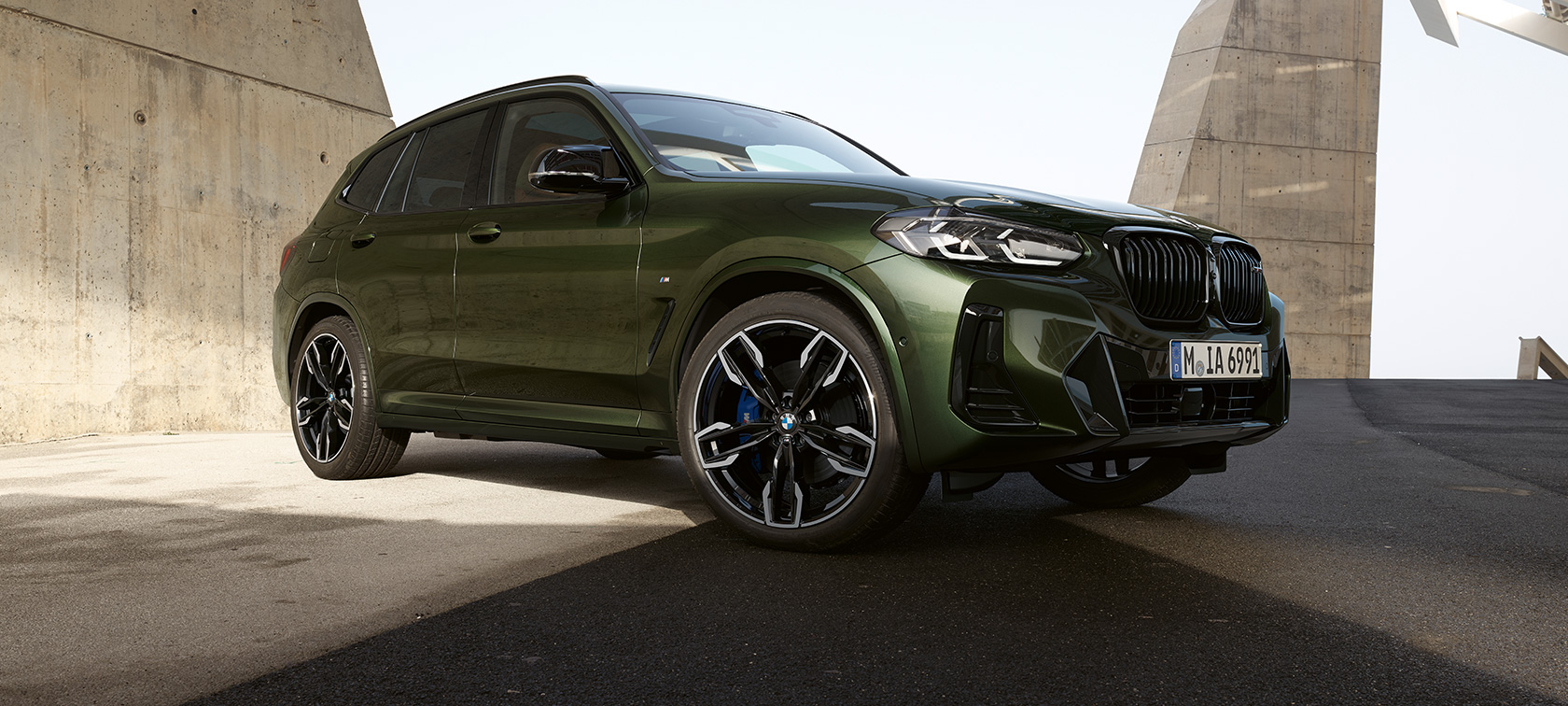 Imagine cu trei sferturi din partea frontală a unui BMW X3 M40i G01 LCI Facelift 2021, staţionând Imagine cu trei sferturi din partea frontală a unui BMW X3 M40i G01 LCI Facelift 2021 Verde Malachite, staţionând