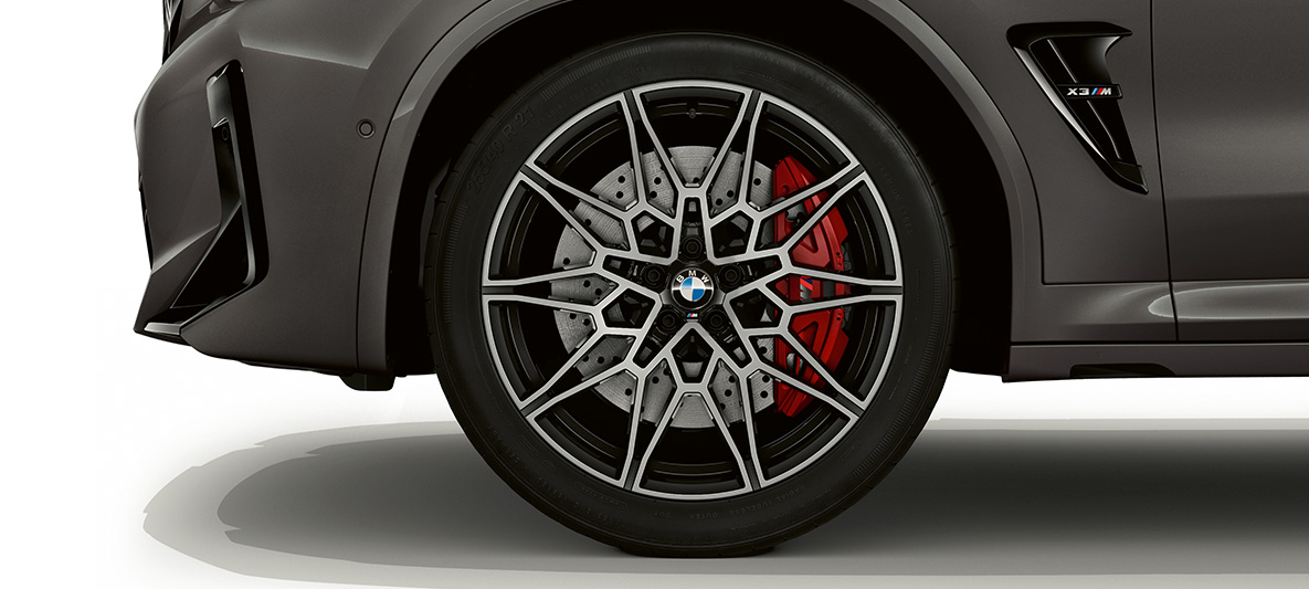 Janta din aliaj uşor a unui BMW X3 M F97 LCI Facelift 2021 Individual Imagine în prim plan cu janta din aliaj uşor a unui BMW X3 M F97 LCI Facelift 2021 Individual Grigio Telesto