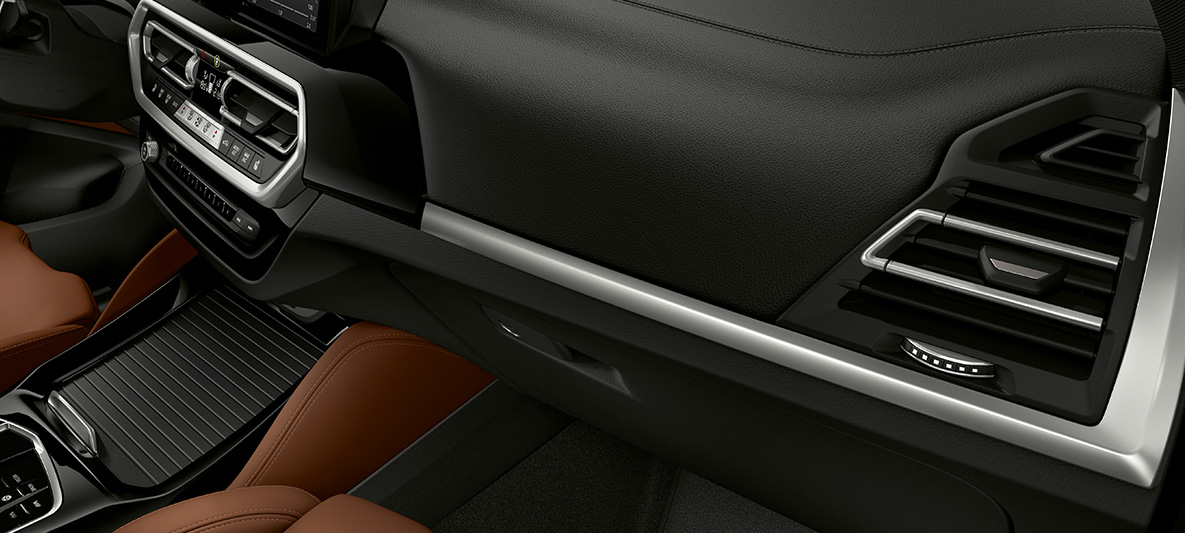 Ornamentele interioare BMW Individual în Negru Piano ale modelului BMW X3 M F97 LCI Facelift 2021 Ornamente interioare BMW Individual în Negru Piano pe panoul de instrumente al modelului BMW X3 M F97 LCI Facelift 2021