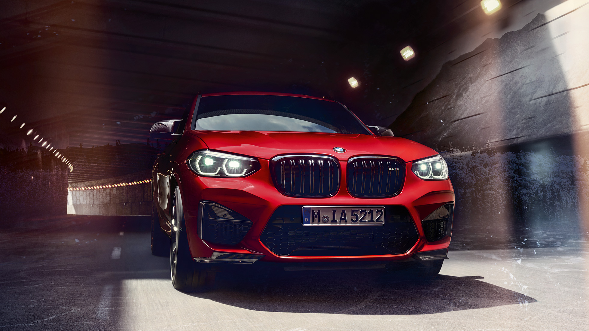 Imagine cu partea frontală a BMW X4 M Competition. Imagine cu partea frontală exterioară a BMW X4 M Competition în Roşu Toronto metalizat.