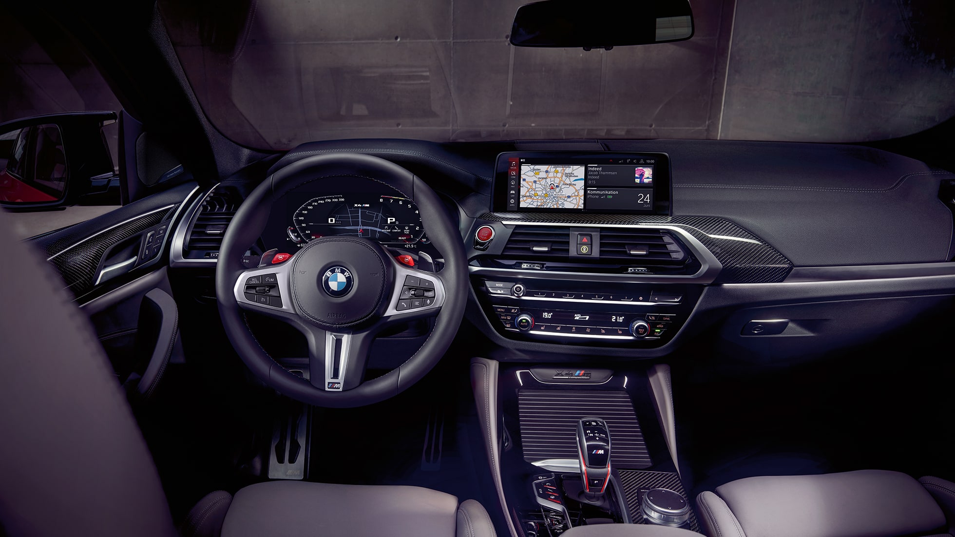 Habitaclul exclusivist BMW X4 M Competition. BMW X4 M Competition cu habitaclu exclusivist, scaune M Sport şi volan M îmbrăcat în piele.