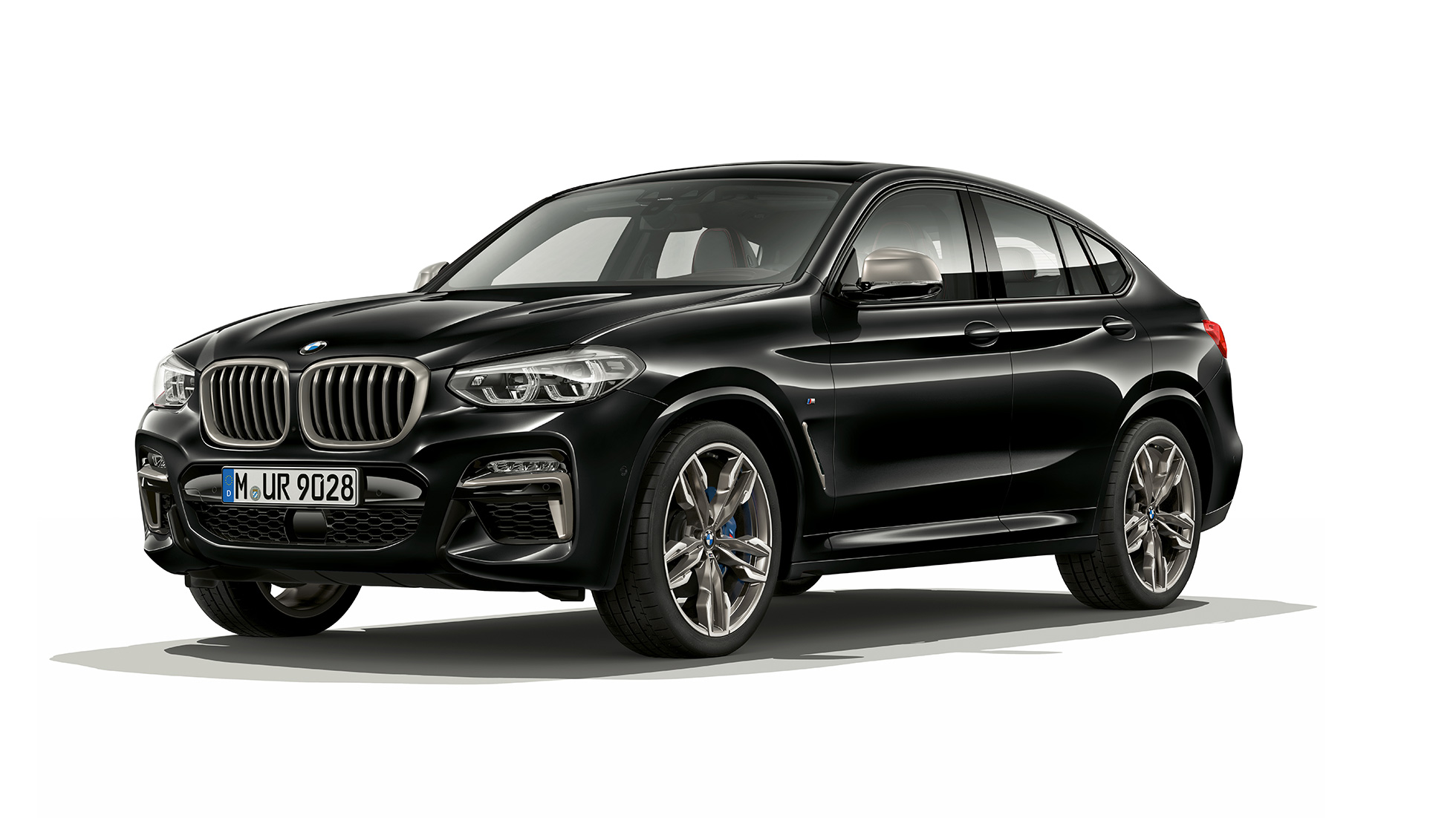 Imagine cu trei sferturi din partea frontală a BMW X4 M40i şi BMW X4 M40d. Imagine cu trei sferturi din partea frontală dreaptă a BMW X4 M40i şi BMW X4 M40d în Negru Sapphire metalizat.