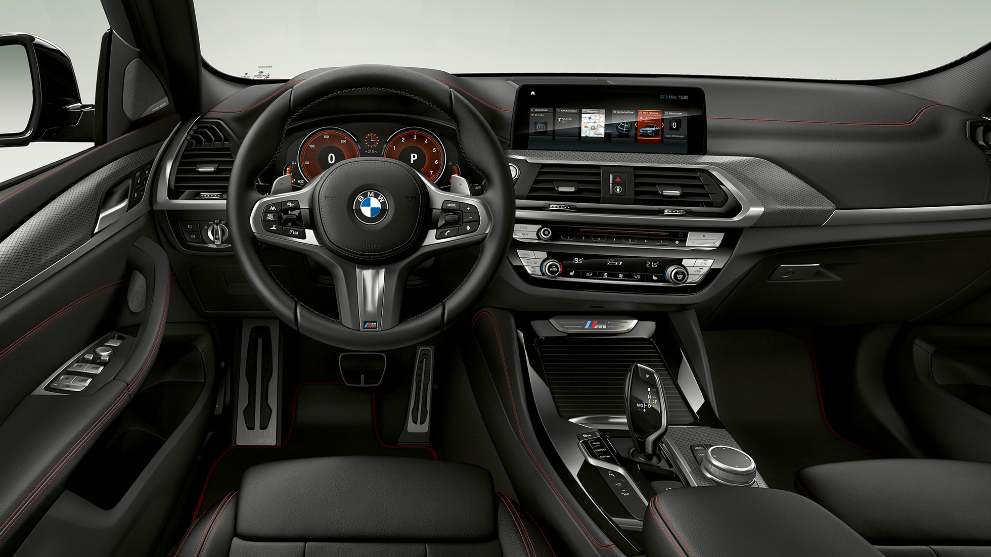 Habitaclul BMW X4 M40i şi BMW X4 M40d. Habitaclul BMW X4 M40i şi BMW X4 M40d, cu volan M îmbrăcat în piele şi scaune M Sport.