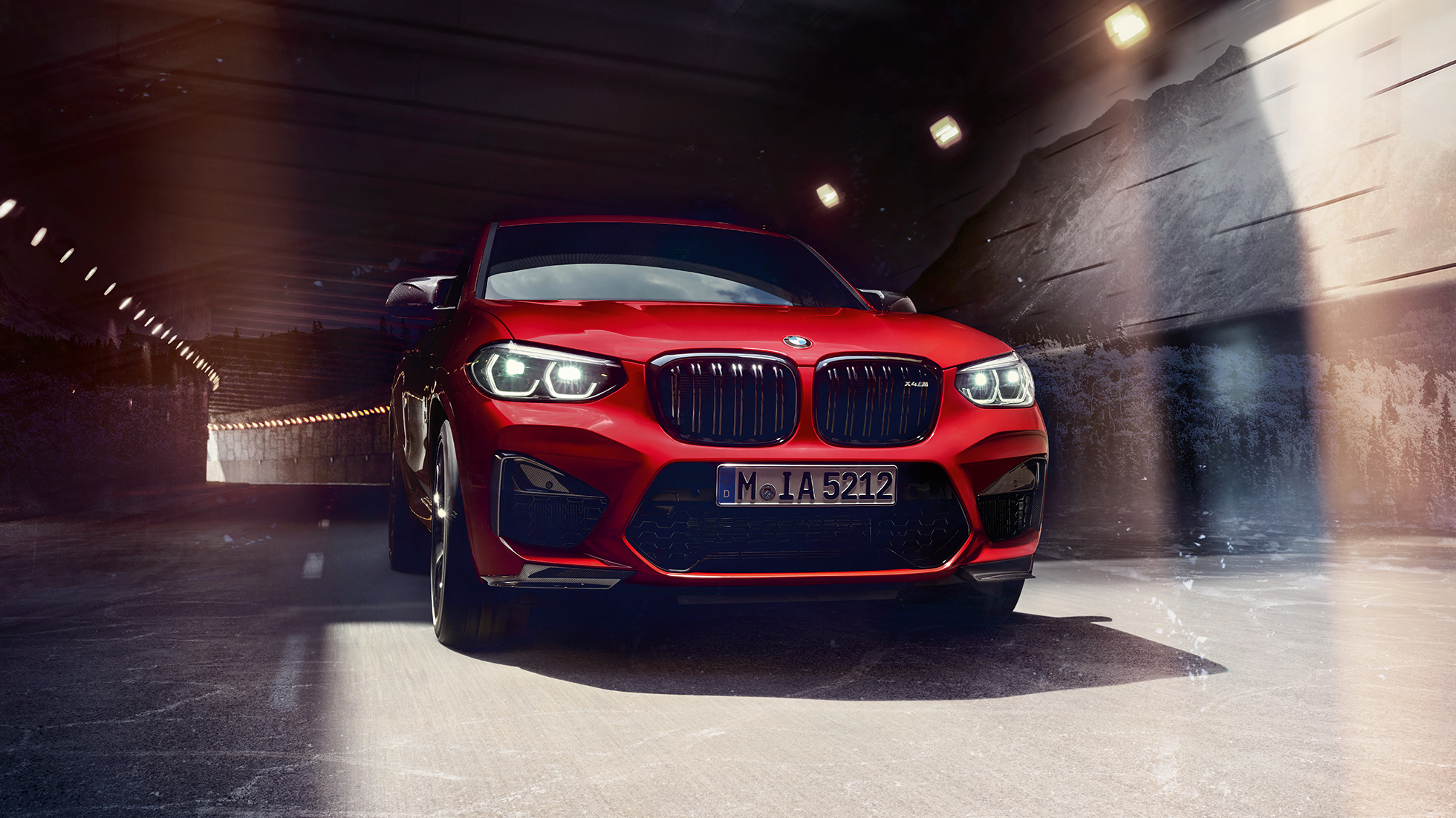 Imagine cu trei sferturi din partea frontală a BMW X4 M Competition. Imagine cu trei sferturi din partea frontală exterioară a BMW X4 M Competition în Roşu Toronto metalizat.